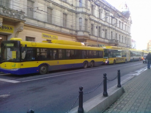 Trolejbusy po výpaku napájení na Beneš. nám. Směrem centrum a Trnovany.