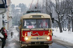 Nazdobený trolejbus Škoda 9Tr ve stanici Šanov I- Lázně. © MHDTeplice.cz