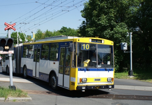 © J. Grill MHDTeplice.cz / 5.6.2010- Trolejbus Škoda 15Tr, ev.č. 209, linka 10, na železničním přejezdu v Bílinské ulici, ve směru Nová Ves.