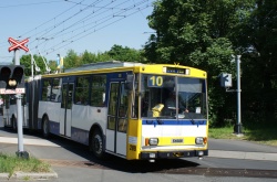 © J. Grill MHDTeplice.cz / 5.6.2010- Trolejbus Škoda 15Tr, ev.č. 209, linka 10, na železničním přejezdu v Bílinské ulici, ve směru Nová Ves.