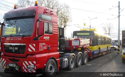 Škoda 26Tr Solaris na přepravním voze.