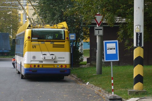 Trolejbus 24 Tr # 171 v zastávce Pražská na výlukovém stání. Výluka trolejbusů do Prosetic (1. - 30. 10. 2012) Trolejbus 24 Tr # 171 v zastávce Pražská na výlukovém stání. Výluka trolejbusů do Prosetic (1. - 30. 10. 2012)