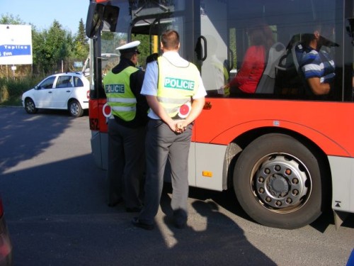 Policisté při preventivní akci stavěli i řidiče MHD | Foto: PČR Teplice